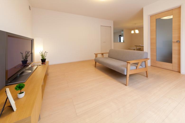 Living. Plug the bright sunlight from the window. 