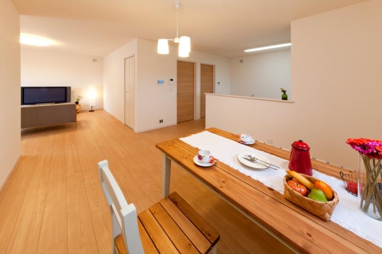 Non-living room. Warm cafe style dining