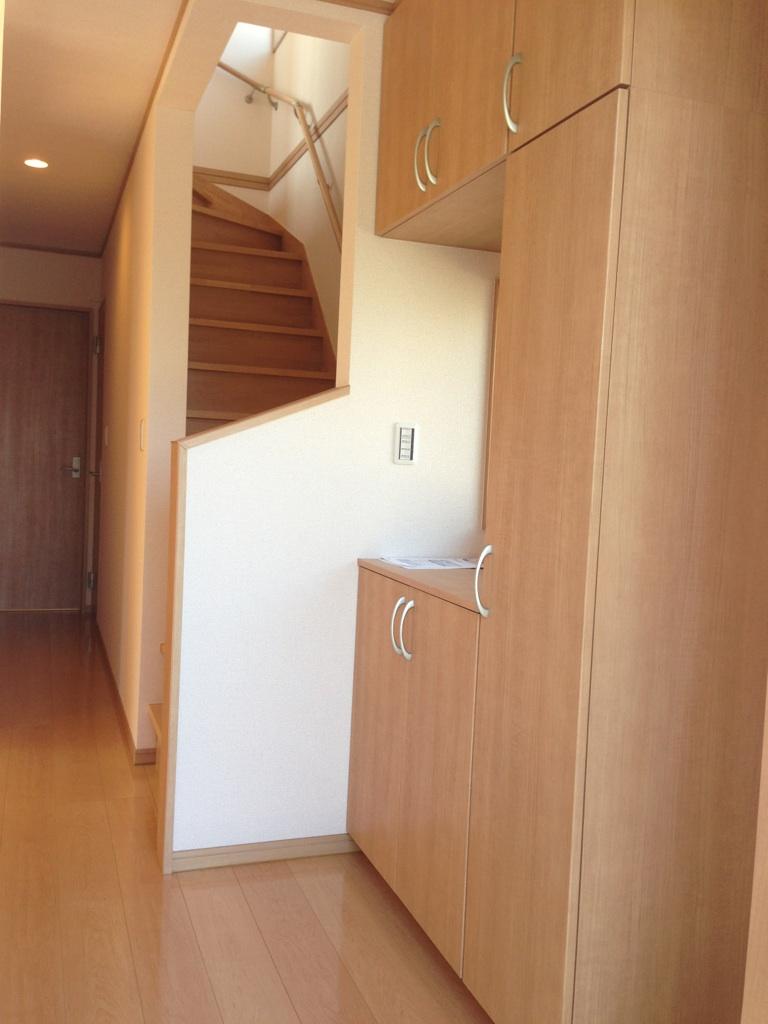 Entrance. A lot can be accommodated with a shoe box