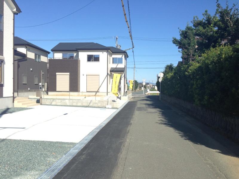 Local photos, including front road.  ◆ Less quiet environment the car street