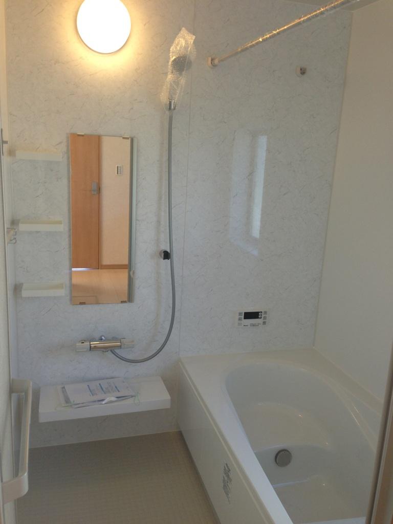 Bathroom. Hitotsubo type of bath. Full bath ・ You can also sitz bath