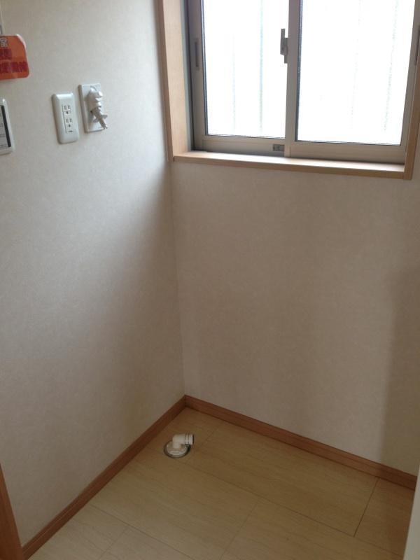 Wash basin, toilet. Washing machine Storage