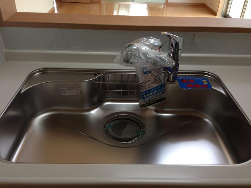 Kitchen. With clean water faucet