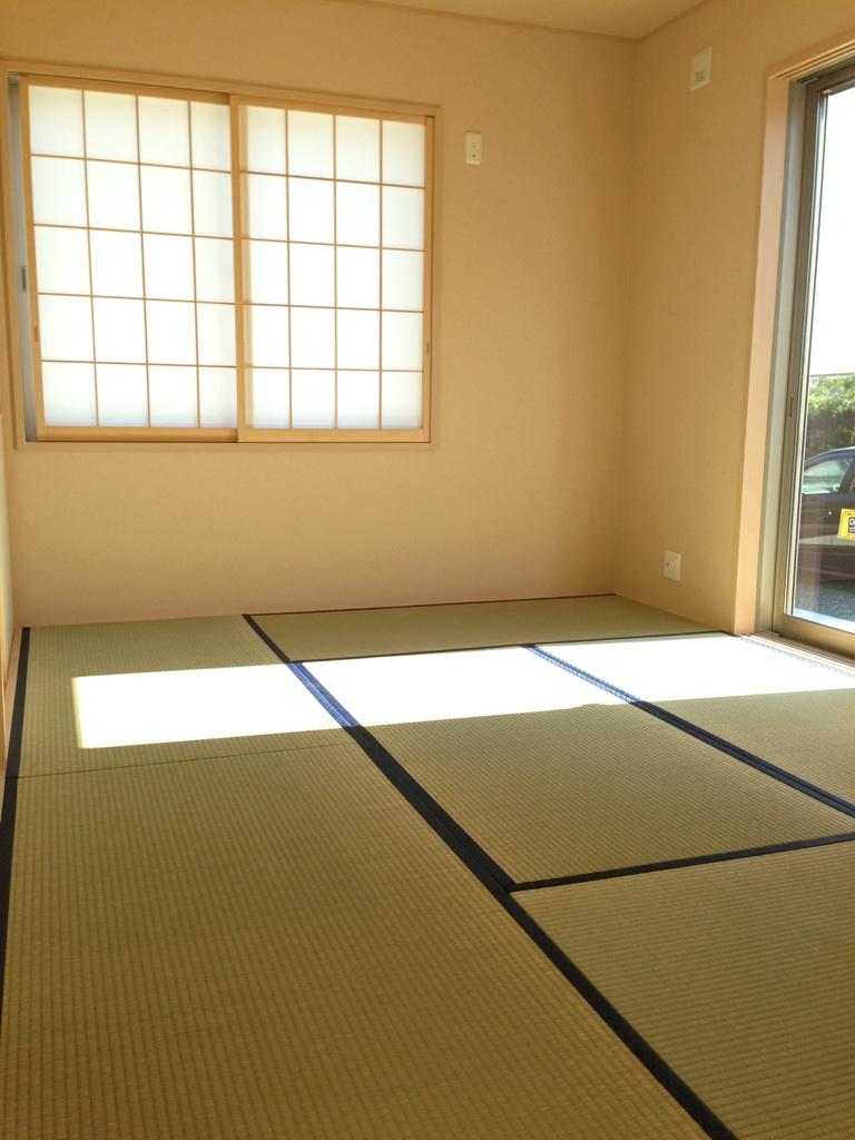 Non-living room. South-facing Japanese-style room is good per yang! ! 