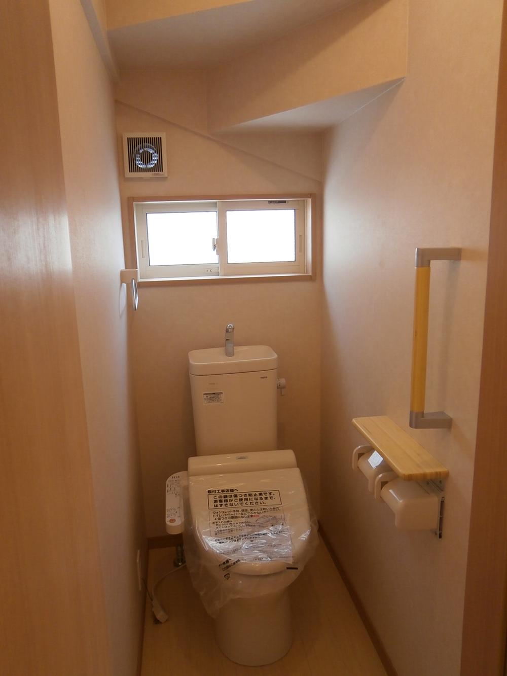 Toilet. First floor toilet: with a handrail, child, It is also safe in those who are called the New Year. (Local 2013 September 2 shooting)