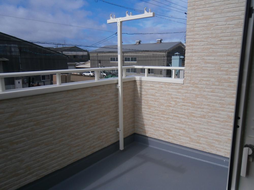 Balcony. 4 tatami worth of balcony feel very widely. (Local 2013 September 2 shooting)