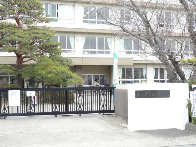 Primary school. Municipal Yoshikawa up to elementary school (elementary school) 670m