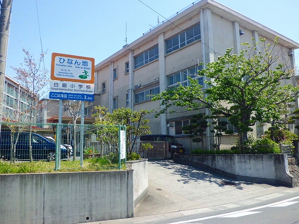 Primary school. Shirowaki up to elementary school (elementary school) 200m