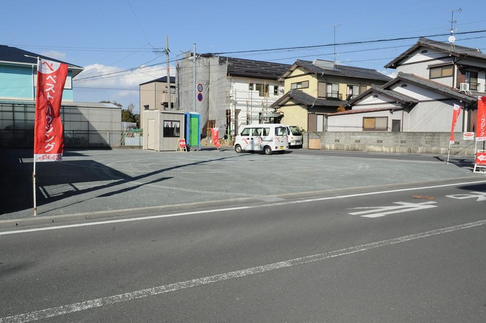 Local photos, including front road. Front road 8m Local (February 2013) Shooting