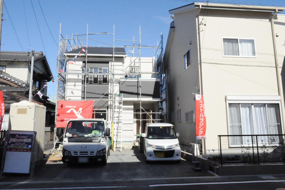 Local photo of under construction. Appearance can now be confirmed. Two parking is available. In front of the shade, There is no thing that comes to living even in winter. Also contains the sun to living without a problem in summer. (December 2013 shooting)