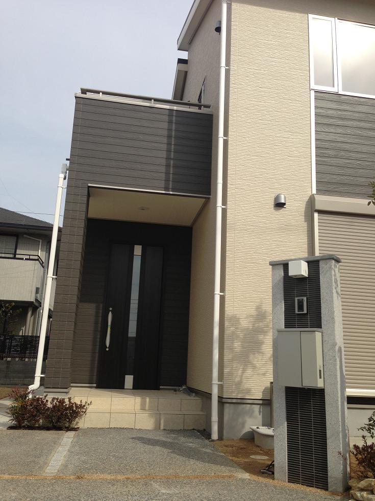 Local appearance photo. Welcome you in a stylish entrance and the gatepost