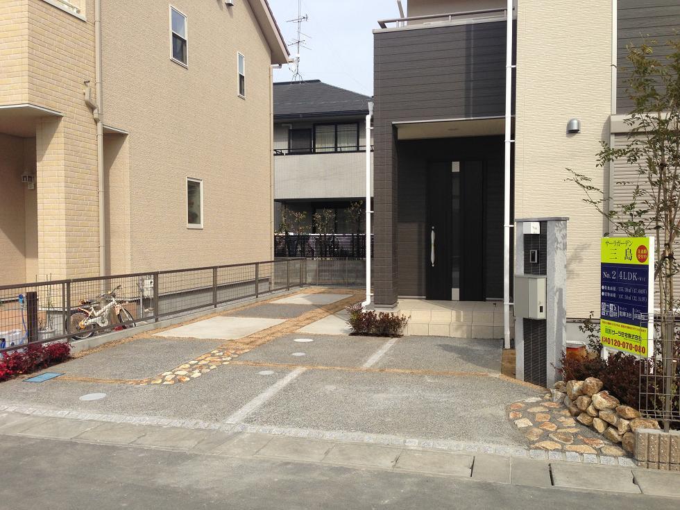 Parking lot. Parking 3 cars OK!