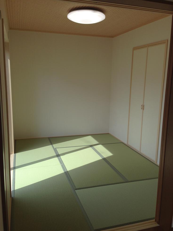 Non-living room. Japanese-style room, which come in handy as out possible independent drawing room from the front door