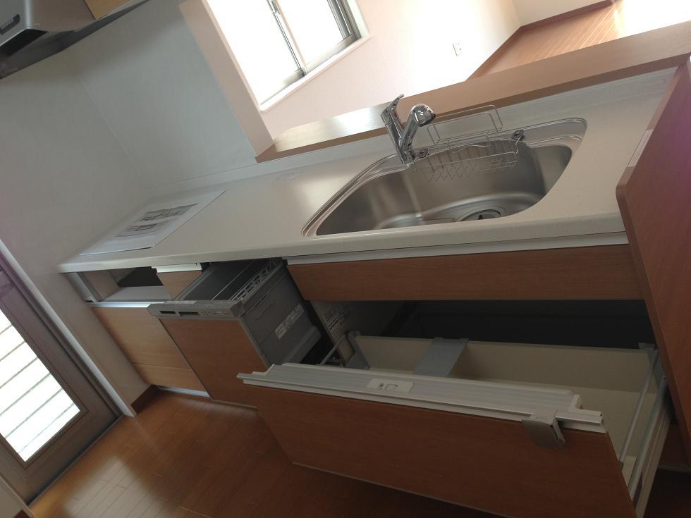 Kitchen. Dish washing and drying machine ・ Standard water purifier built-in faucet is. In yet one push, Slip and open cooking utensils handy pocket storage that can be taken out as quick with a "pitter-patter-kun"