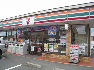 Convenience store. 550m to Seven-Eleven (convenience store)