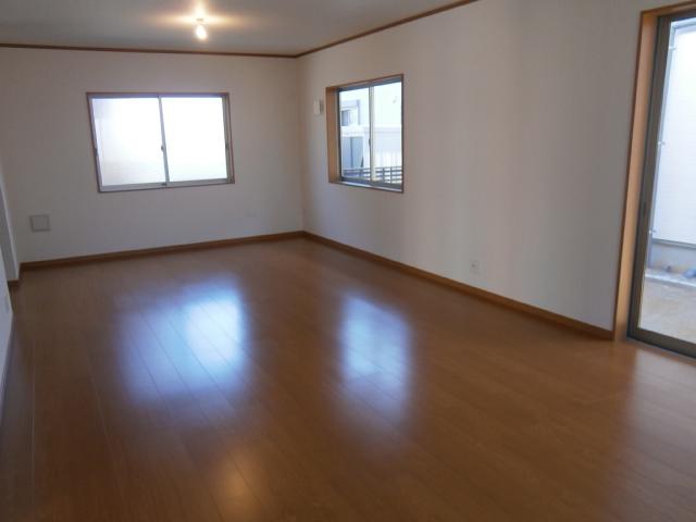 Same specifications photos (living). First floor living 15 Pledge (Completion is an image)