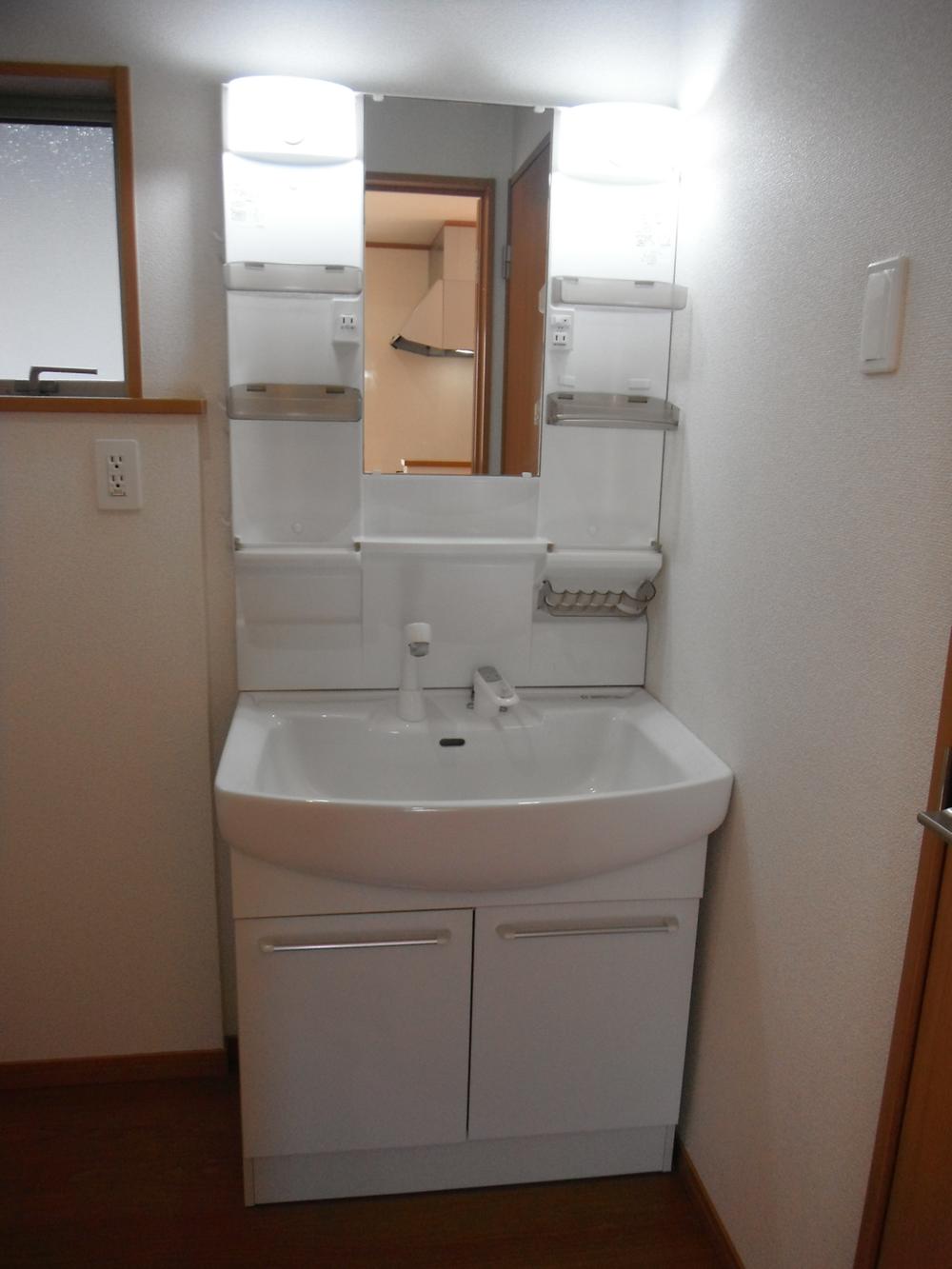 Wash basin, toilet. Shower Dresser