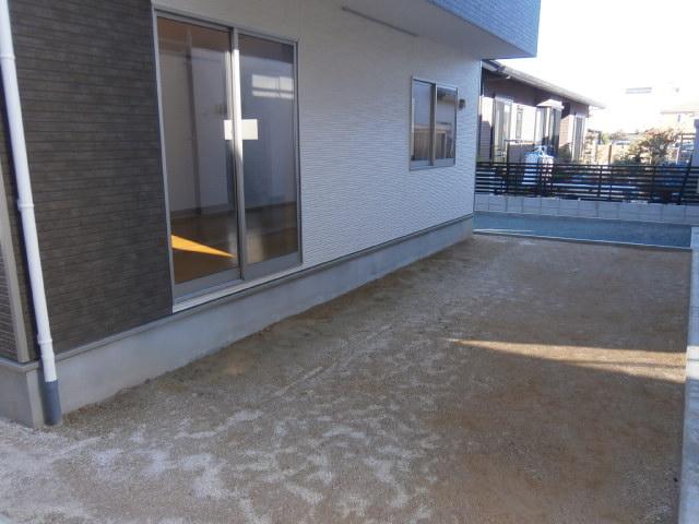 Garden. (Completion is an image)