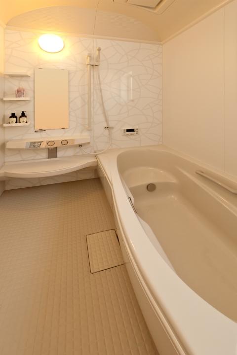 Bathroom. Tub to put in the whole family in the spacious bathroom