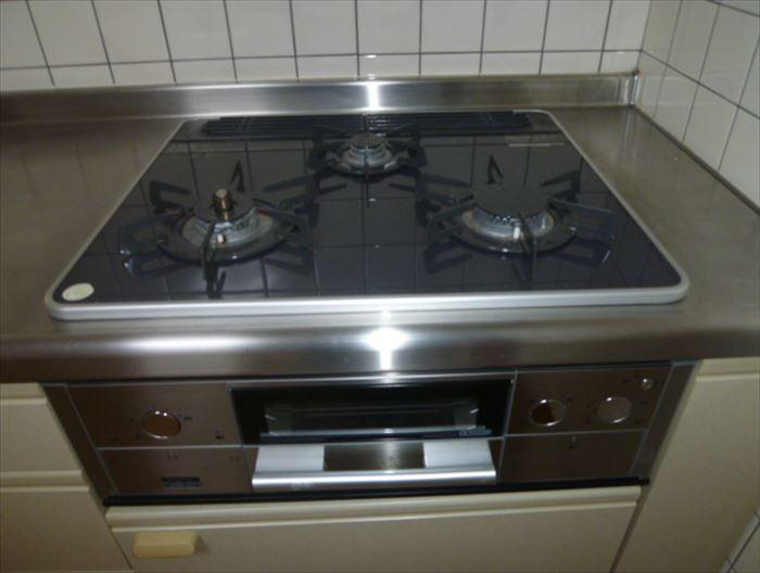 Kitchen. Care is comfortable glass top stove