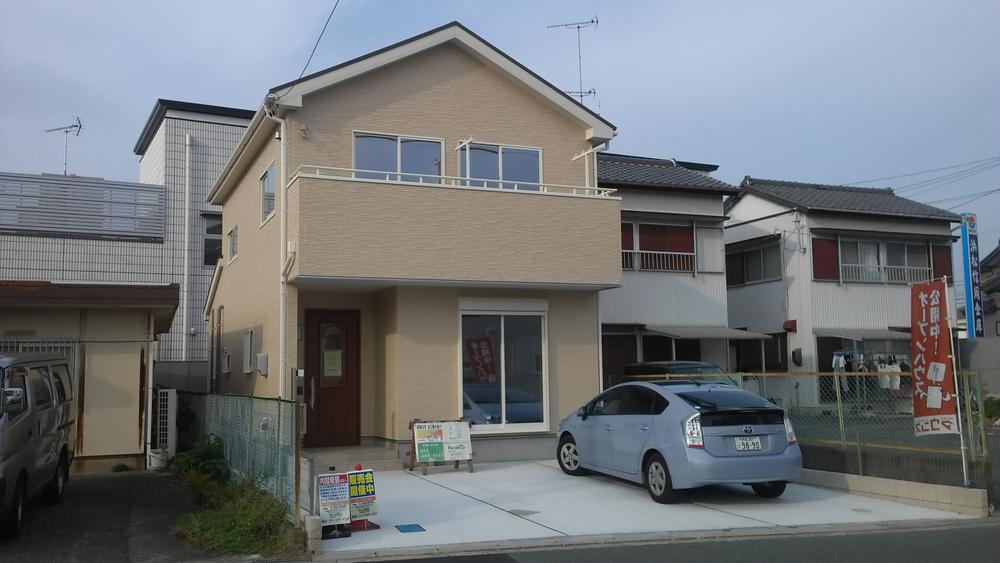 Local photos, including front road. Local (11 May 2013) Shooting