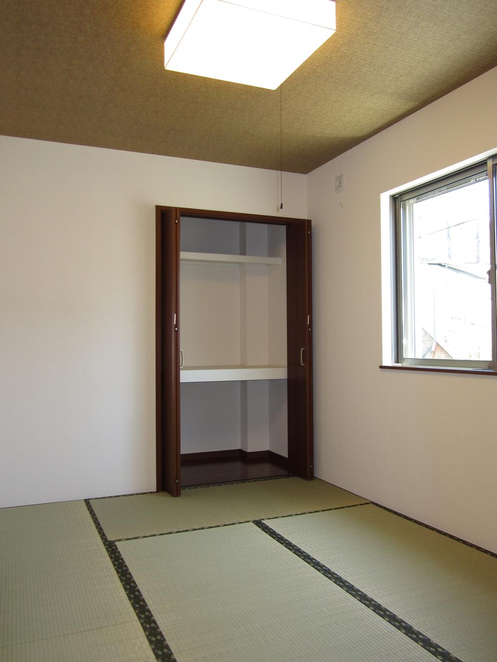 Other introspection. Japanese-style room that can direct and out from the entrance hall. 