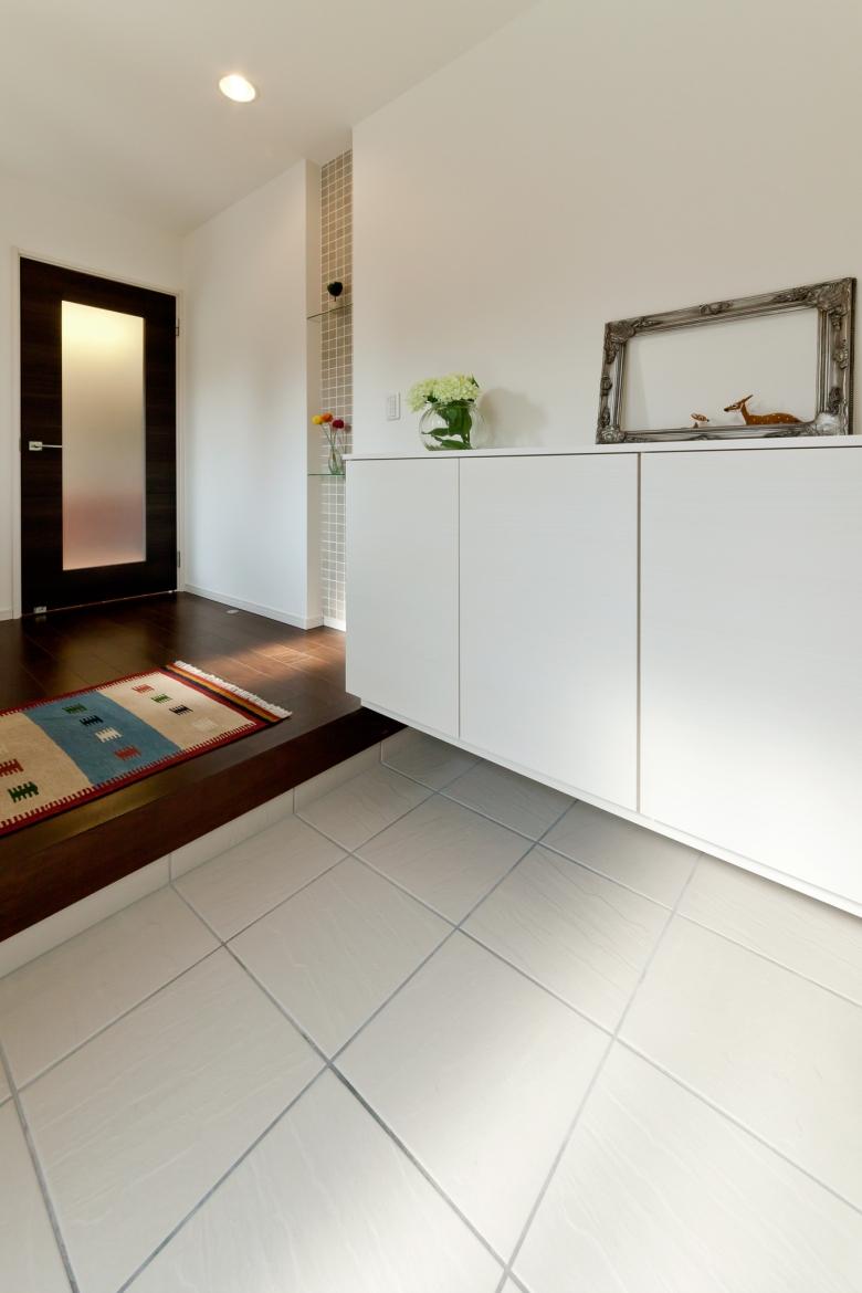 Entrance. Niche provided in the entrance hall. Accent lighting and Doggy Style tile space! 