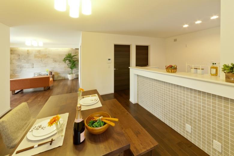 Kitchen. Open-minded LDK conversation of family lively