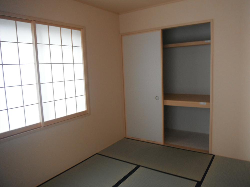 Non-living room. It is an independent Japanese-style room 6 quires the first floor living room. 