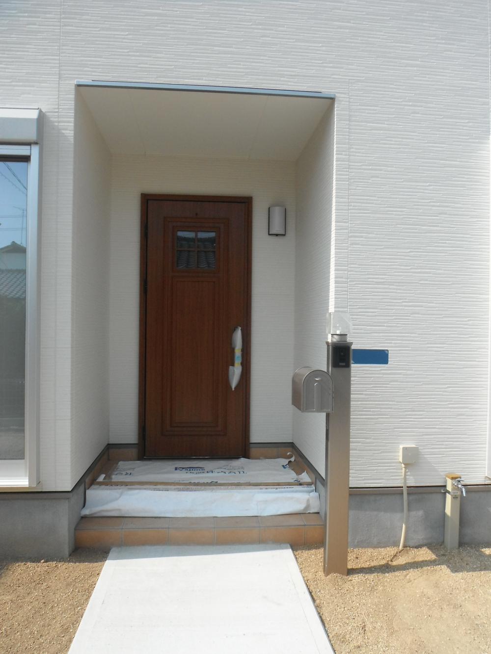 Entrance. Stylish entrance door that corresponds to the card key. 