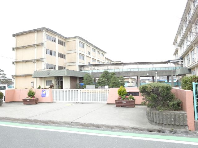 Primary school. Municipal Yoshikawa to North Elementary School (Elementary School) 510m
