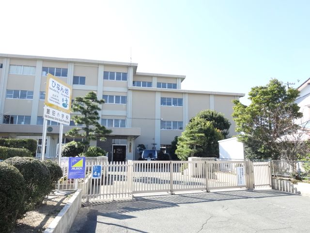 Primary school. 700m up to municipal Iida elementary school (elementary school)