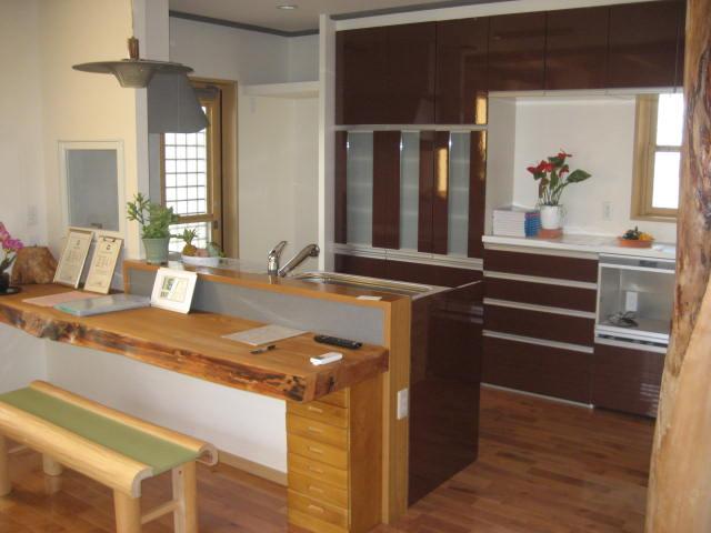 Kitchen. Face-to-face with kitchen counter with a sense of unity of the living