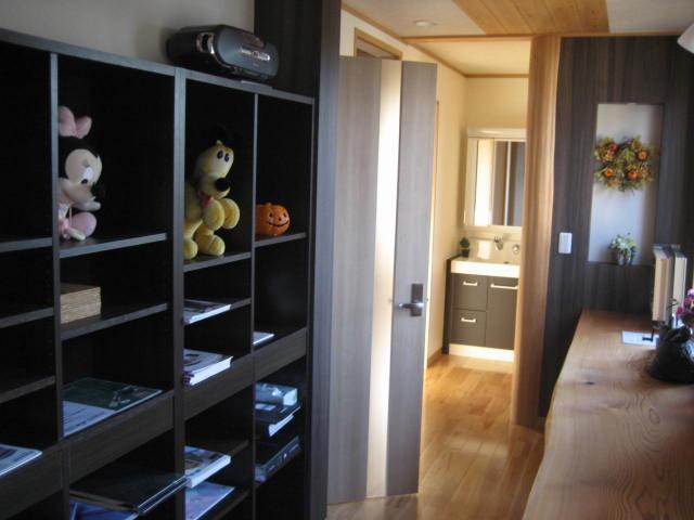 Receipt. Work space and plenty of storage shelves on the second floor hallway part