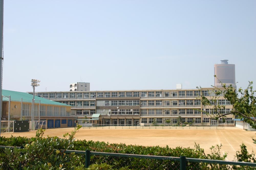 Junior high school. 390m to the South Junior High School