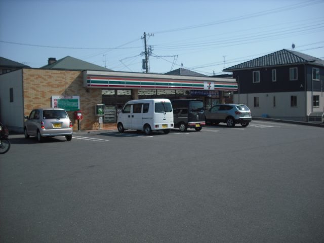 Convenience store. 680m to Seven-Eleven (convenience store)