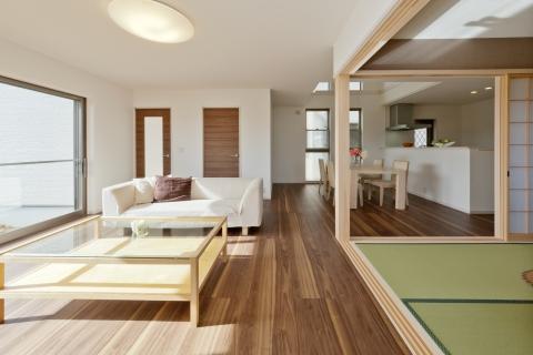 Space family is more likely to relax floor plan reunion of connecting the living room and Japanese-style. 