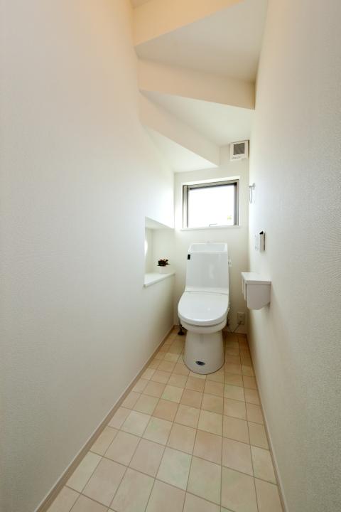 Toilet. Design spatial who take advantage of the under stairs. 