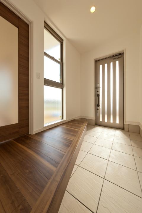 Entrance. Bright space drenched with natural lighting from the front door is excellent in the storage window with depth. 