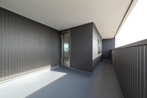 Balcony. From the spacious balcony, Passing through the bright sunlight and wind. 