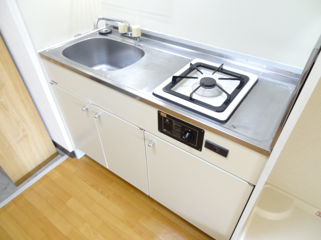 Kitchen. 1-neck with gas stove