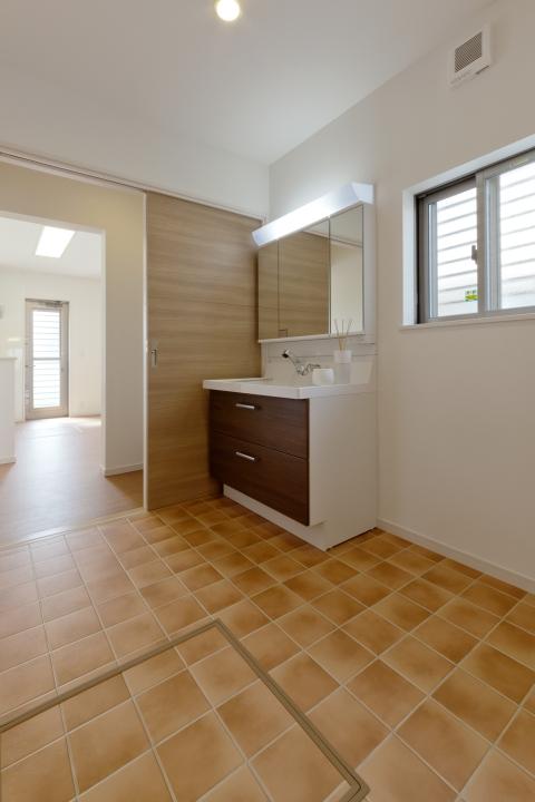 Wash basin, toilet. Basin that can enter and exit from the pantry