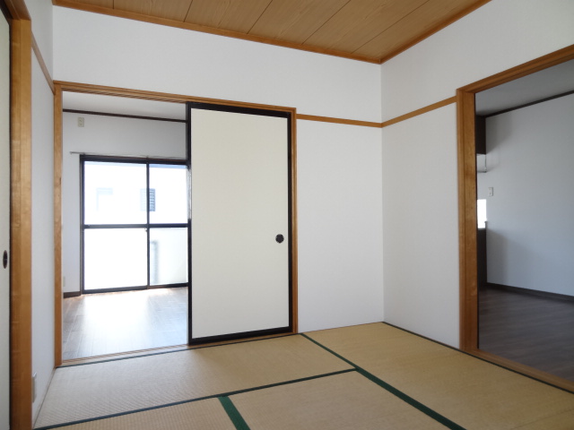 Living and room. Japanese-style room 6 tatami