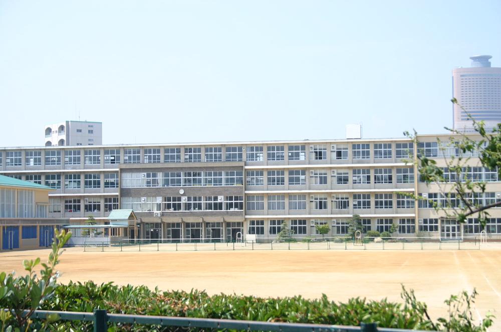 Junior high school. 390m to the South Junior High School