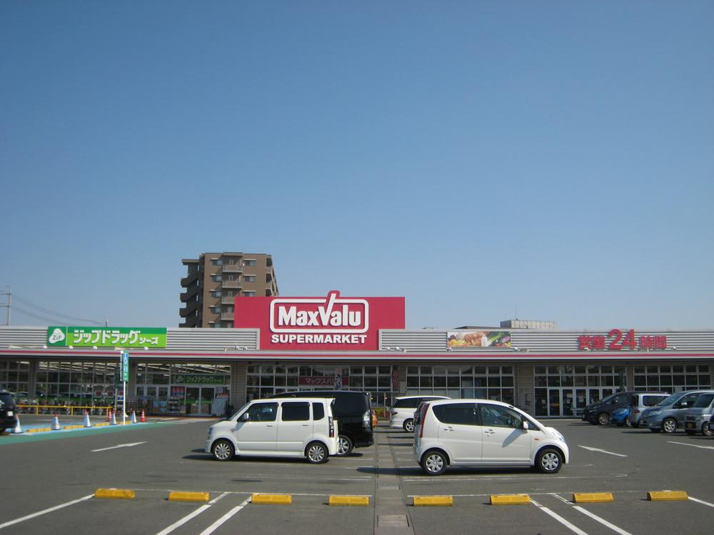 Shopping centre. 745m to Mac Value