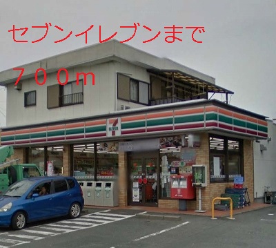 Convenience store. 700m to Seven-Eleven (convenience store)