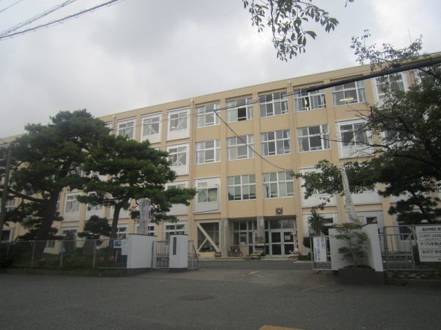 Junior high school. 1240m until the Municipal hill junior high school (junior high school)