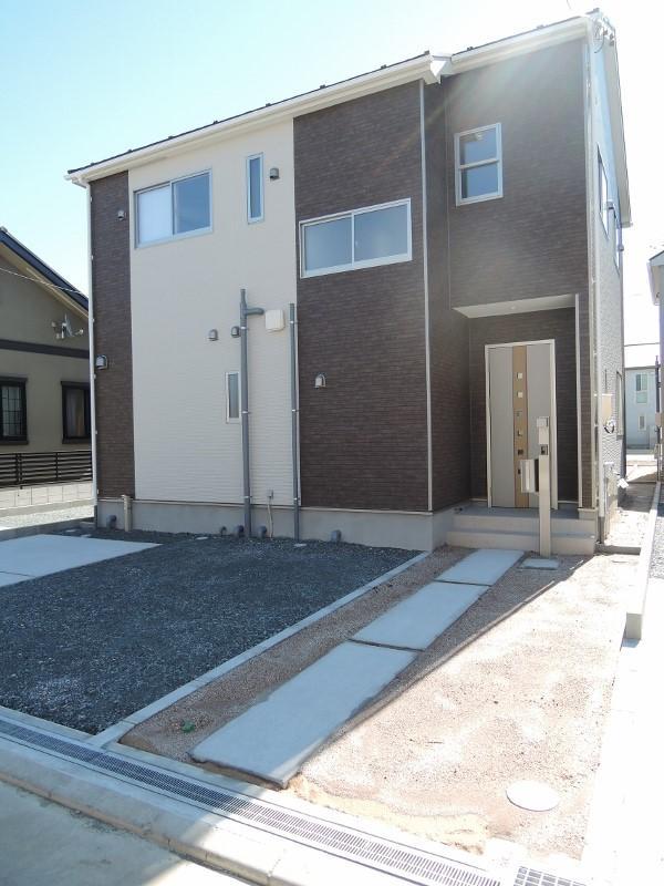 Local appearance photo.  [Building 3] Dark is a brown and white chic color of