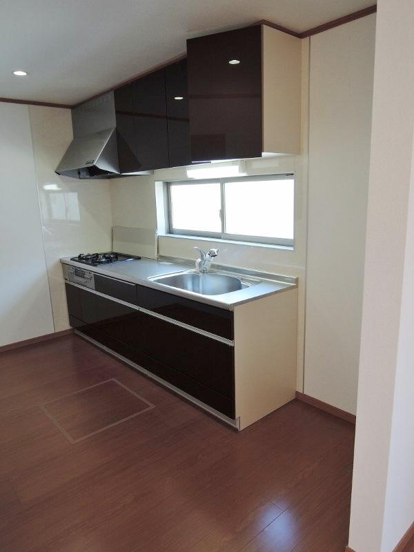 Kitchen. Living a separate type. Kitchen around you hide refreshing because it is not a face-to-face. 