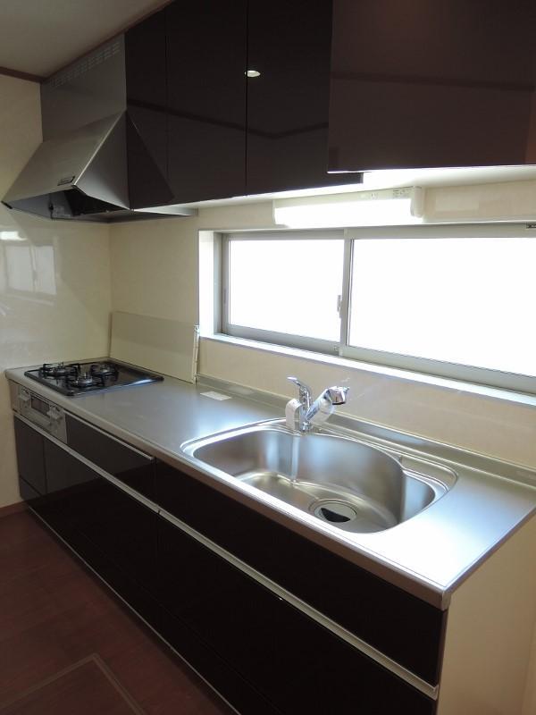 Kitchen. Water purifier with a shower head, Gas stove built-in, Large range hood, Upper and lower storage rack! 